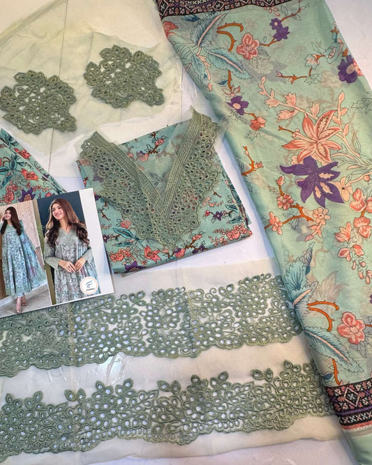 Kinza hashmi beautiful lawn suit